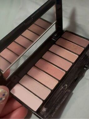 Avon 8 in 1 pallet in neutral tones